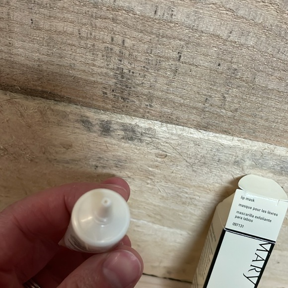 Mary Kay Satin Lips Exfoliating Lip Mask - Picture 9 of 9